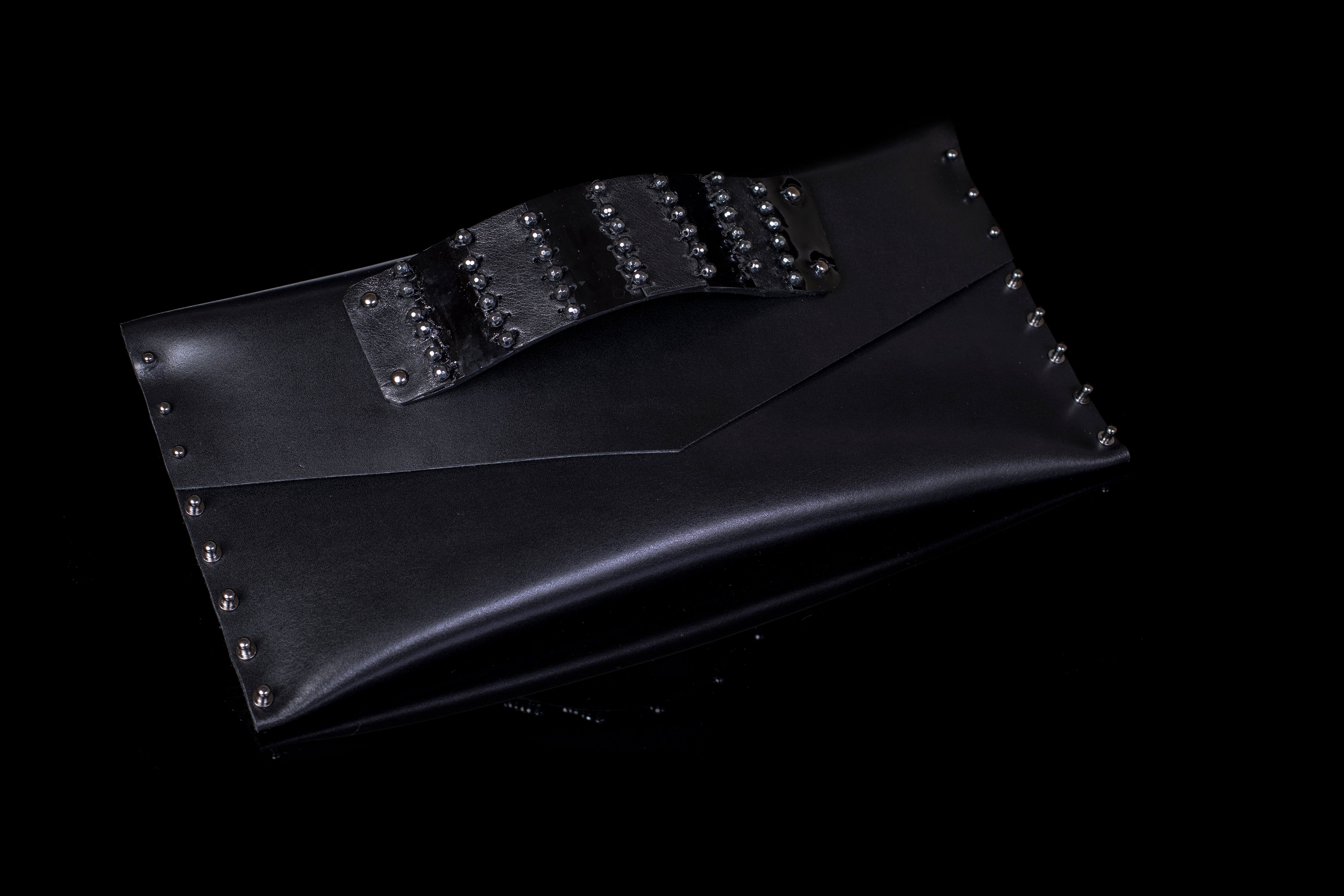 Bags The Curvy Clutch