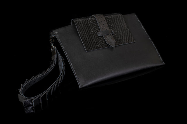 Bags The Peaceful Clutch