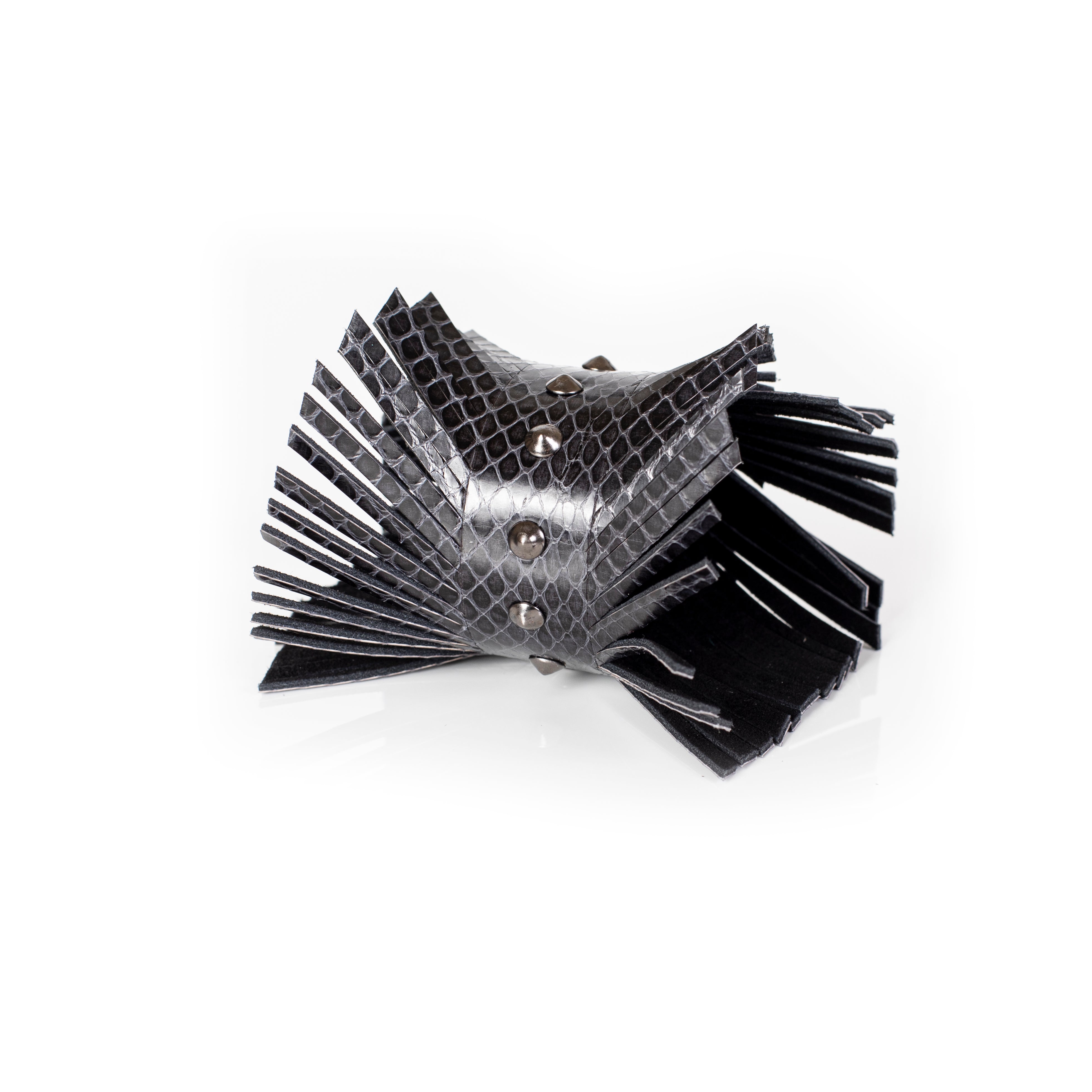 The Serpent Fan - THE DARK