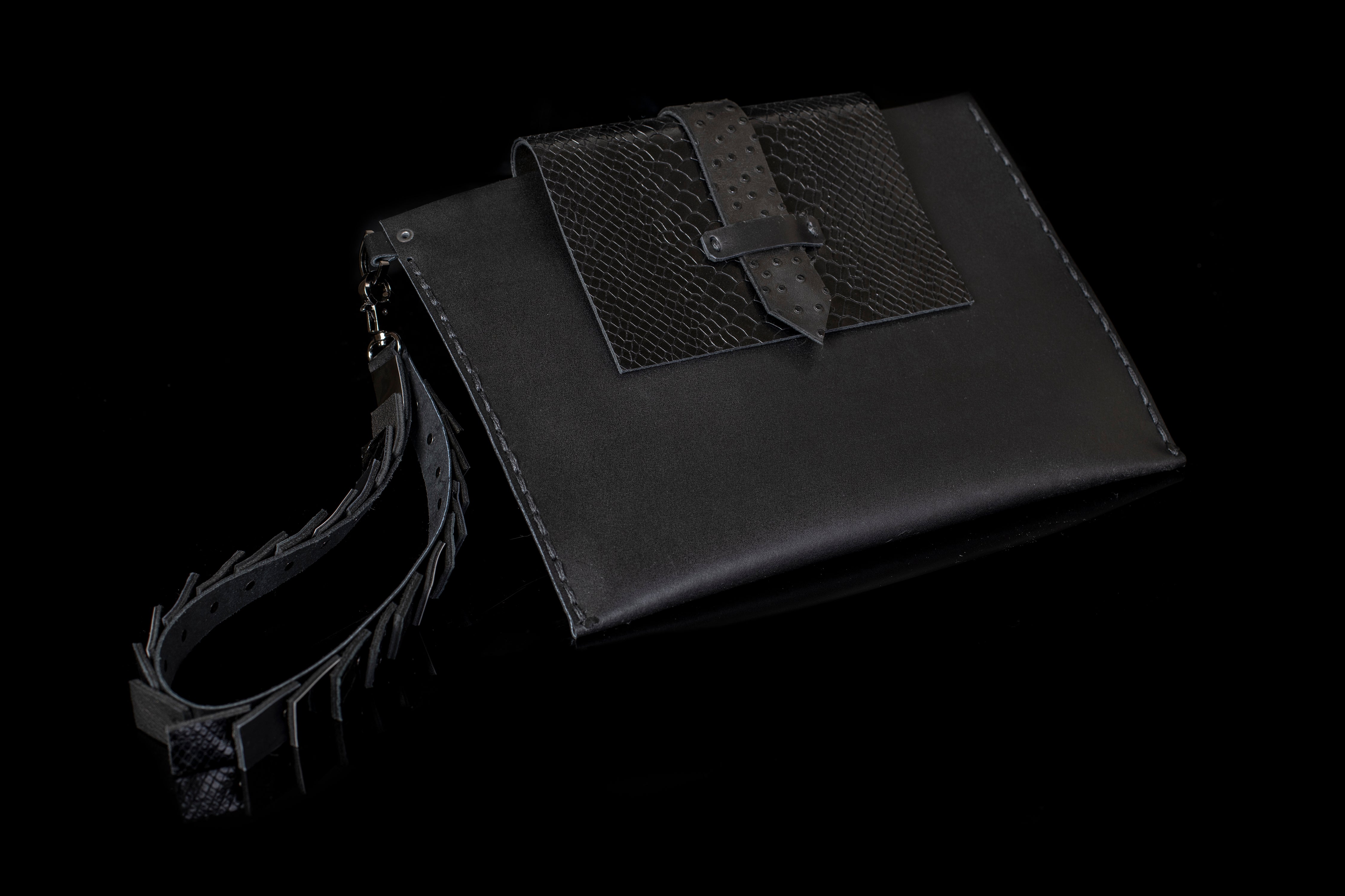 Bags The Peaceful Clutch